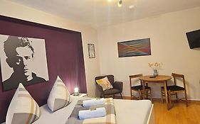 Doppelzimmer 1 I Geteiltes Bad & Kueche I Mit Dem Zug Nur 4 Min Bis Zum Hauptbahnhof